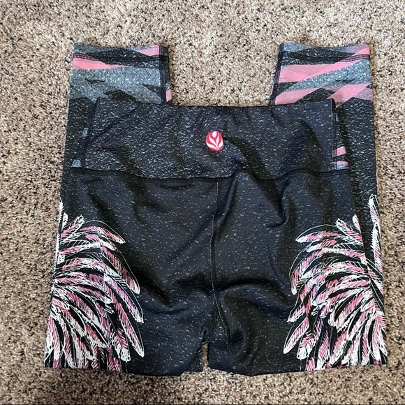 Kali Angel Wing Cropped Leggings Size Small - Picture 3 of 8